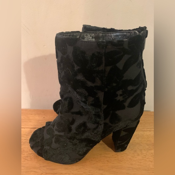 Torrid Black Floral Velvet Peep Toe Booties Black Heel Zip Up Size 8W - Picture 6 of 8